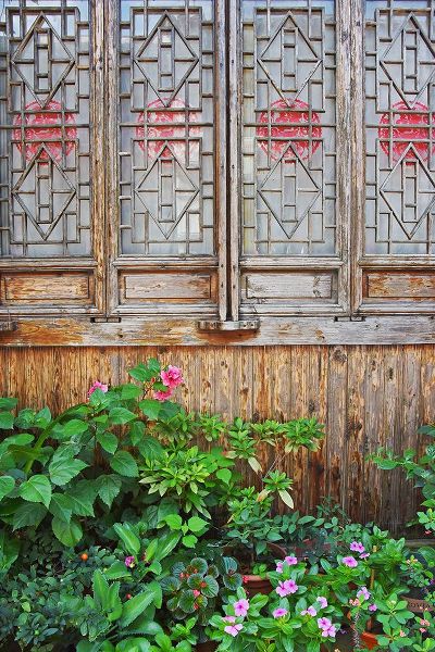 Su, Keren 아티스트의 Latticed windows of an old house on Ziyang street in the old town-Linhai-Zhejiang Province-China작품입니다.